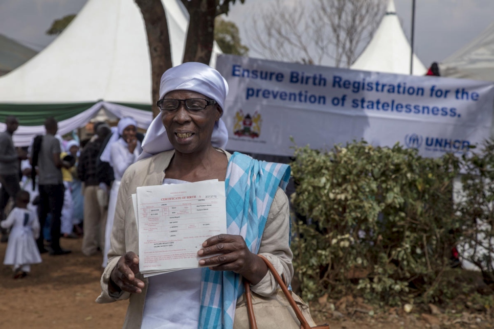La abuela de Emma sostiene con orgullo los nuevos certificados de nacimiento de sus bisnietos.  