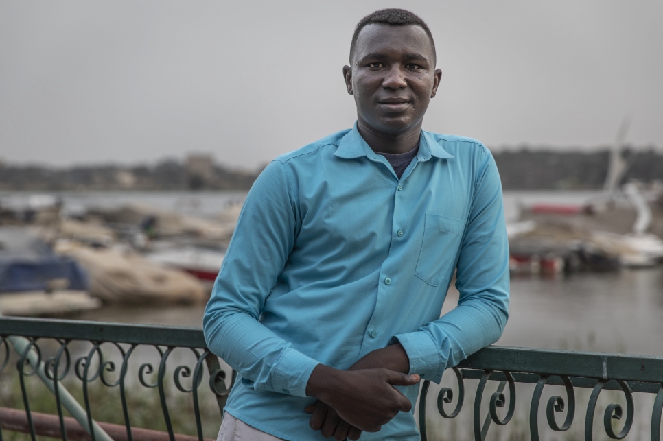 Omar es uno de los voluntarios refugiados que se han unido a la comunidad local para ayudar en la limpieza del río Nilo.