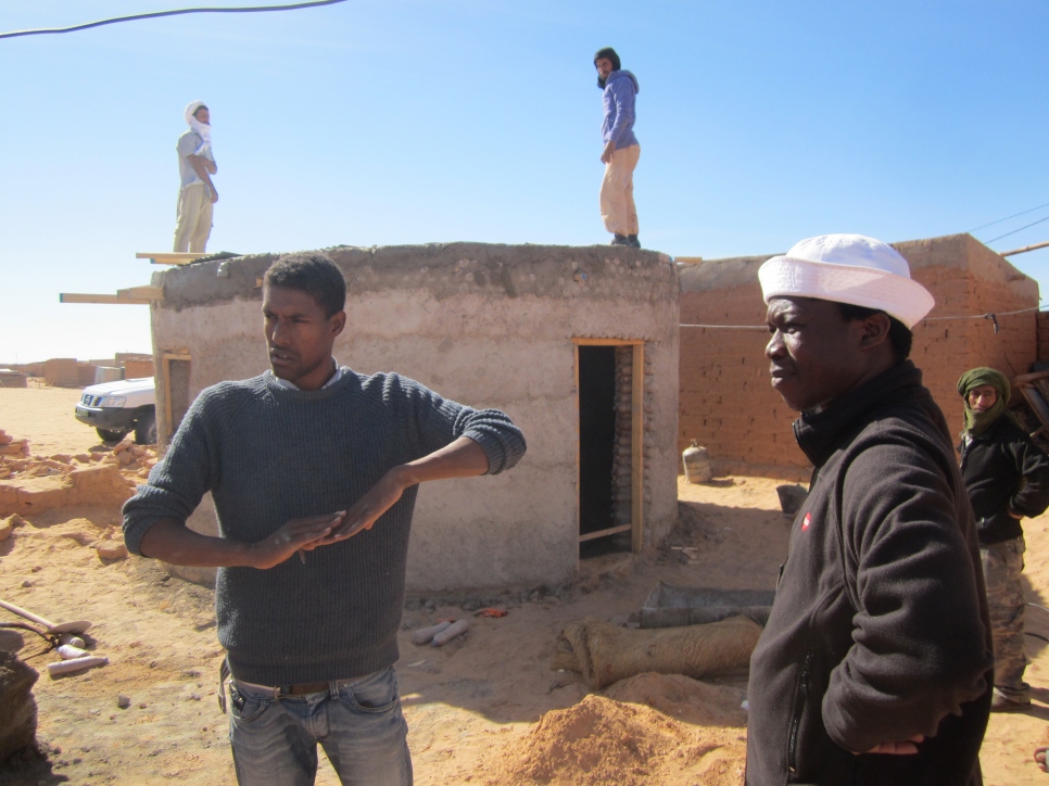 El joven refugiado saharaui Tateh Lehbib Breica está construyendo casas resistentes al clima con botellas de plástico llenas de arena.