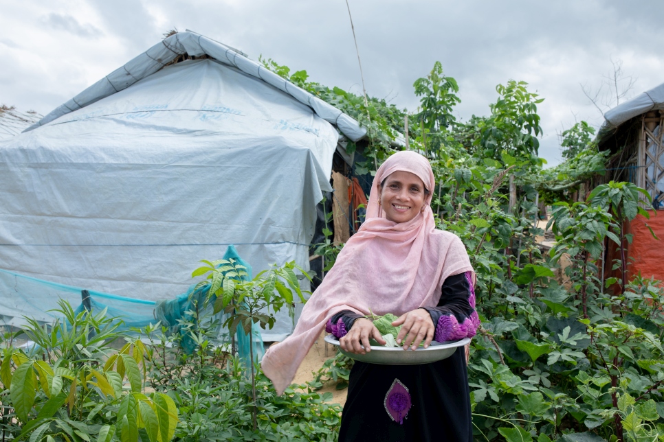 La refugiada rohingya Sahera planta y recolecta sus propias cosechas gracias a un proyecto de ACNUR y BRAC en el campamento de Kutupalong, al sudeste de Bangladesh. 