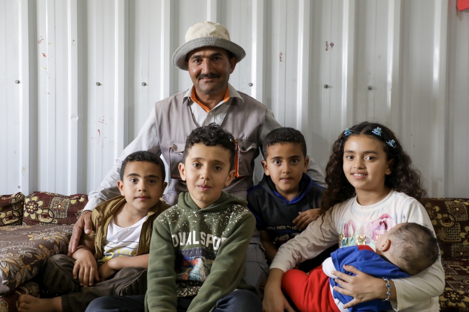 Abdullah, un refugiado sirio originario de la zona rural de Damasco, trabaja en una planta solar en Jordania, donde puede aprovechar su formación como electricista.