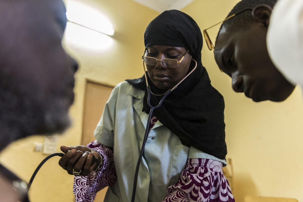 La enfermera Jamilla Amadou comprueba las constantes vitales de un paciente en el hospital general de Gao (Malí).