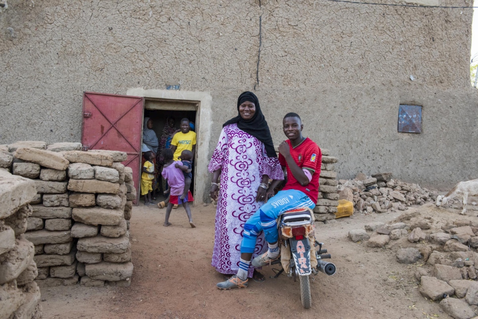Jamilla Amadou de pie ante su hogar en Gao junto con su hijo Omar, que quiere estudiar computación.
