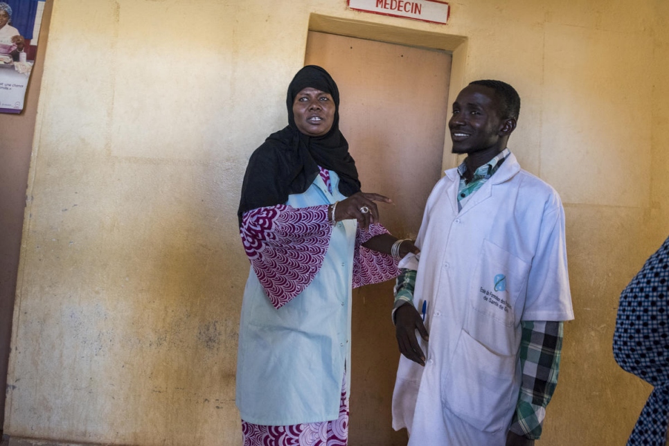 Jamilla Amadou con otro profesional sanitario en el Centro de Salud de Referencia.