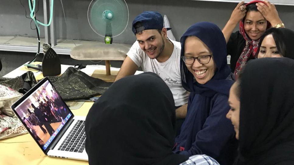 Franka Soeria (en foulard bleu marine) donne des cours particuliers à certains des six réfugiés qu'elle a accueillis dans son atelier Markamarie à Djakarta-Sud.