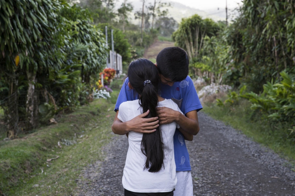 Los solicitantes de asilo nicaragüenses Lina y Miguel, fuera de su nuevo hogar en Upala, Costa Rica. 