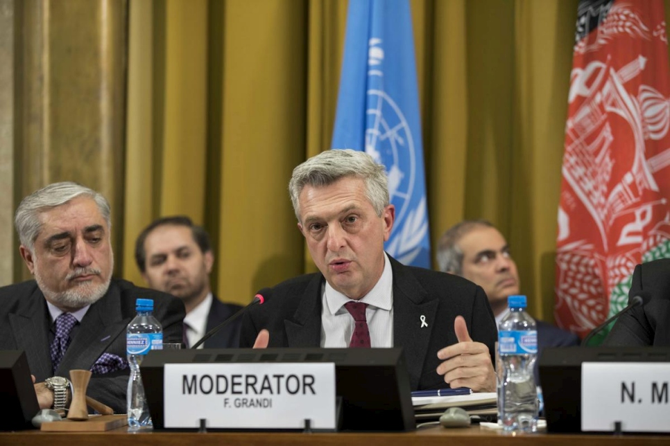 Le Haut Commissaire des Nations Unies pour les réfugiés, Filippo Grandi, anime les débats d'une réunion tenue en marge de la Conférence sur l'Afghanistan, sur le thème Retour et réinsertion des déracinés en Afghanistan. 