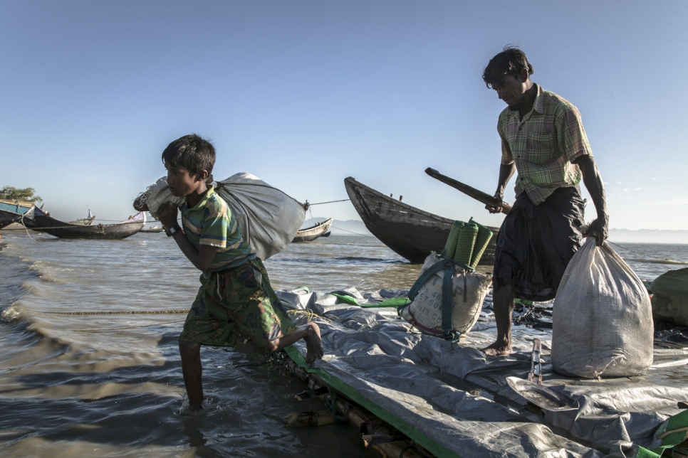 Refugiados rohingya llegan a la orilla en Shah Porir Dwip, Bangladesh, en noviembre de 2017.