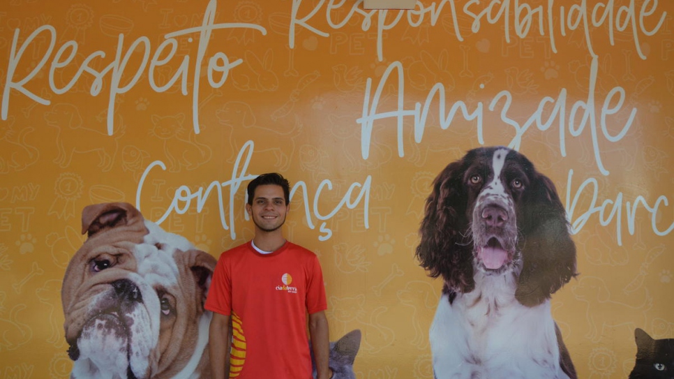 Rolando, un demandeur d'asile originaire du Venezuela et âgé de 25 ans, travaille comme assistant chez Petshop Cia da Terra, à Brasilia, au Brésil.