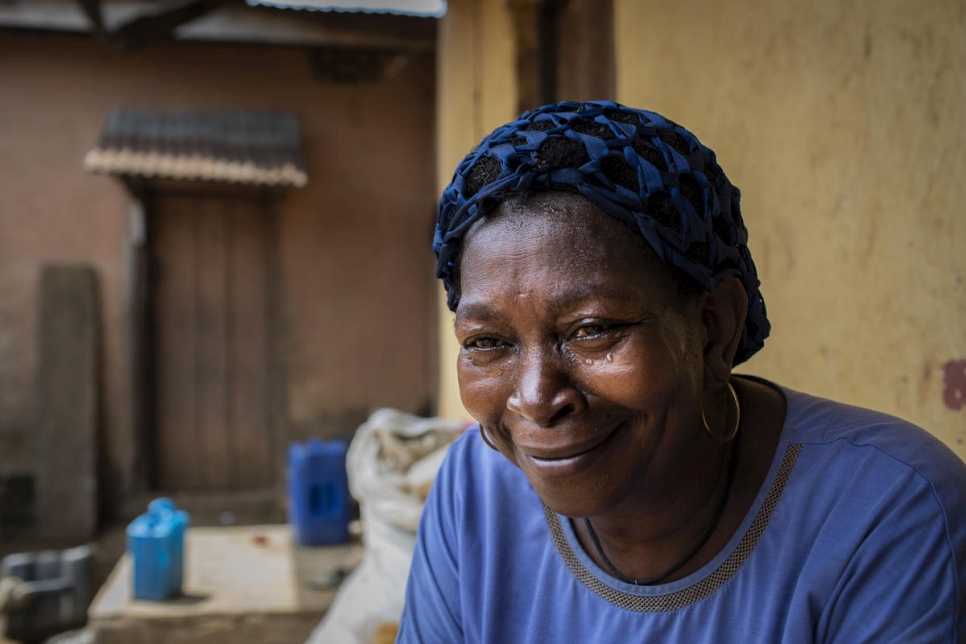 Susan Agbo, refugiada anglófona de 60 años procedente de Camerún, sentada ante su hogar temporal en Agbokim (Nigeria).