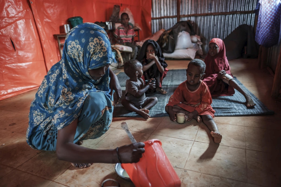 Una mujer refugiada somalí alimenta a sus hijos en la escuela de Visión Mundial, utilizada como albergue temporal en Bur Amino, Etiopía. 