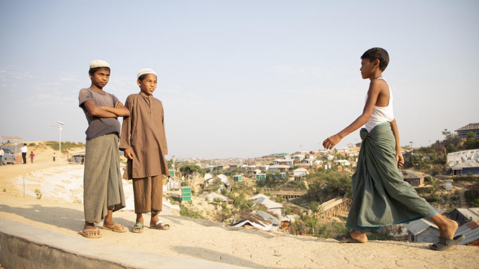 Des jeunes réfugiés rohingyas jouent au carrom, un jeu de table très pratiqué en Asie du Sud, dans le site de réfugiés de Kutupalong, au Bangladesh. 