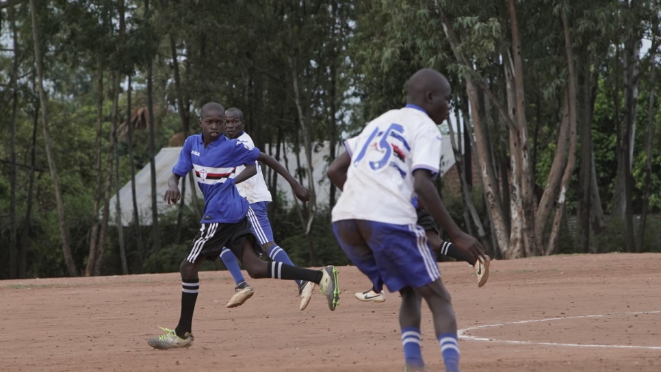 Patrick Amba, âgé de 14 ans, lors d'une action pendant un match contre Imvepi. 