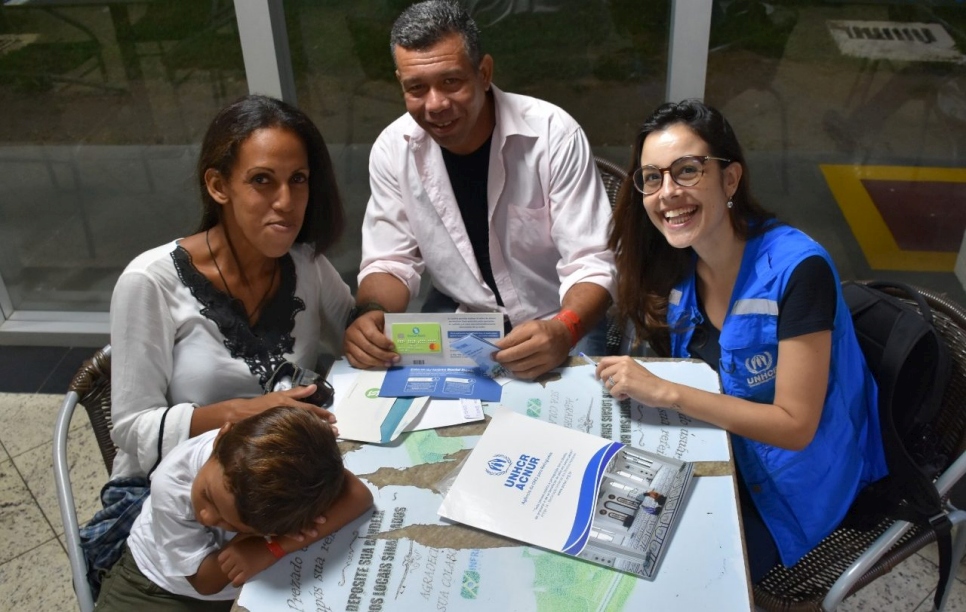 Personas venezolanas listas para su reubicación interna reciben la tarjeta con asistencia financiera proporcionada por ACNUR en colaboración con Social Bank.  