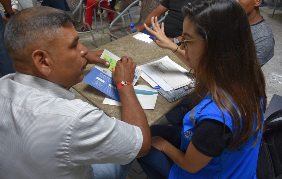 Personas venezolanas listas para su reubicación interna reciben la tarjeta con asistencia financiera proporcionada por ACNUR en colaboración con Social Bank. 