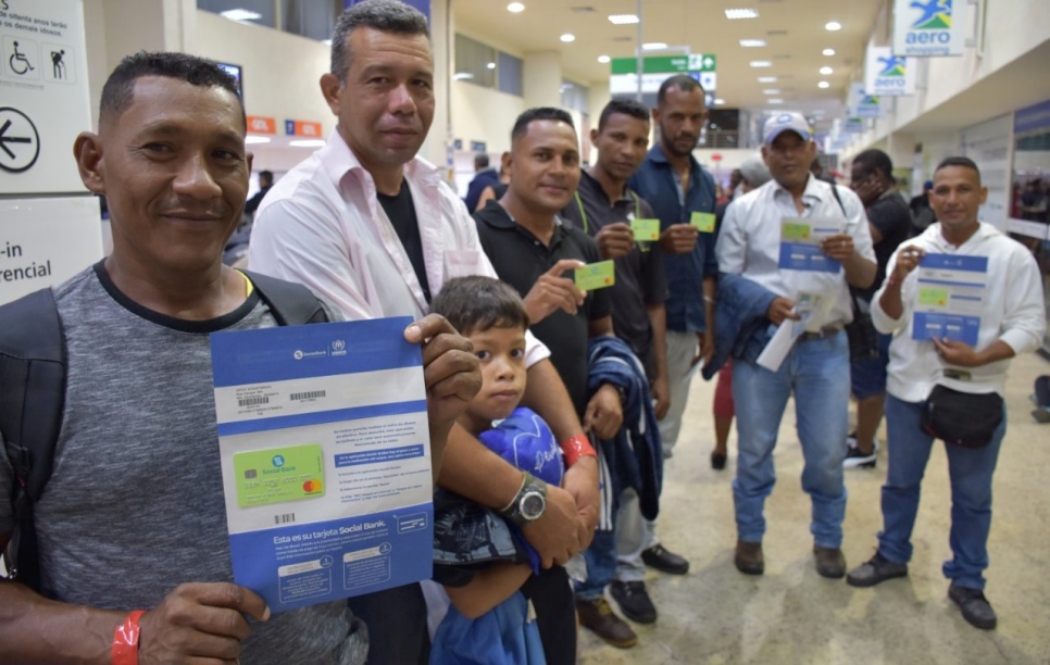 Personas venezolanas listas para su reubicación interna reciben la tarjeta con asistencia financiera proporcionada por ACNUR en colaboración con Social Bank.  