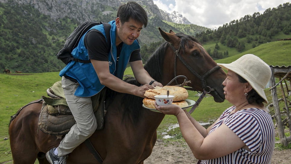 Azizbek Ashurov, lauréat de la distinction Nansen 2019 du HCR pour les réfugiés, est accueilli dans un village isolé. 