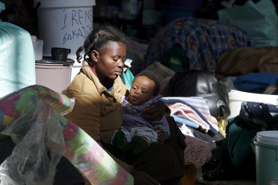 Une mère et son enfant déplacés par la violence xénophobe dans un camp de fortune se trouvent dans un commissariat de police à Johannesburg, en Afrique du Sud. Photo d'archives, juin 2008.  