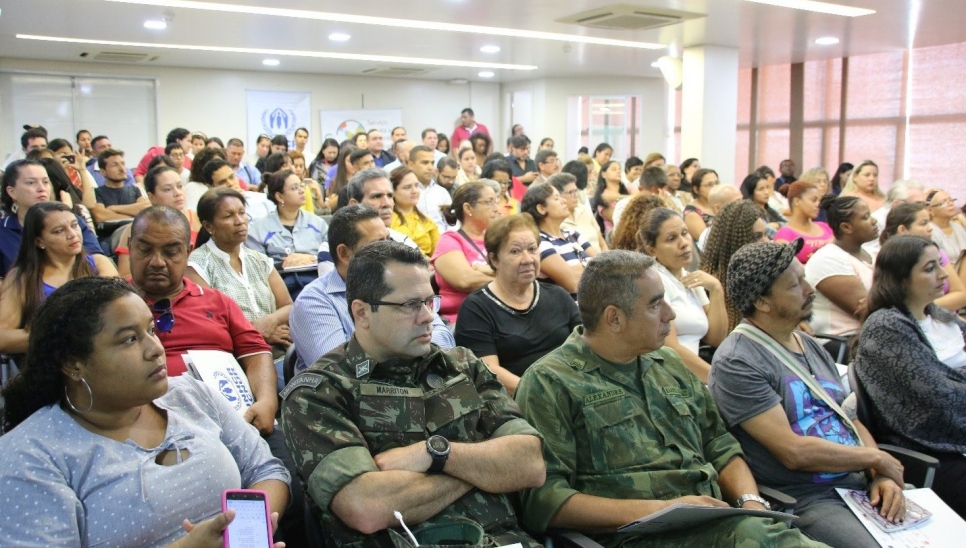 115 personas llenaron el auditorio de la Federación de Industrias del Estado de Amazonas (FIEAM) el pasado viernes 26 en torno a un único tema: integrar a personas refugiadas y migrantes en la economía local de modo seguro y sostenible.  