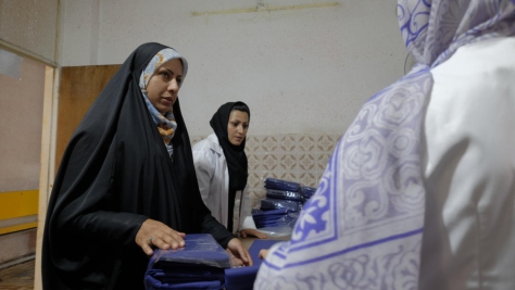 Zeynab Shaban, une réfugiée et entrepreneure de 34 ans, supervise le personnel de son atelier de couture à Chiraz.