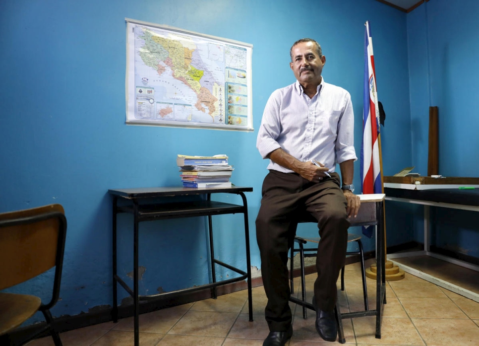 El profesor de derecho nicaragüense Carlos * ahora trabaja como maestro dando clases correctivas de secundaria a adolescentes locales en San José, Costa Rica. 