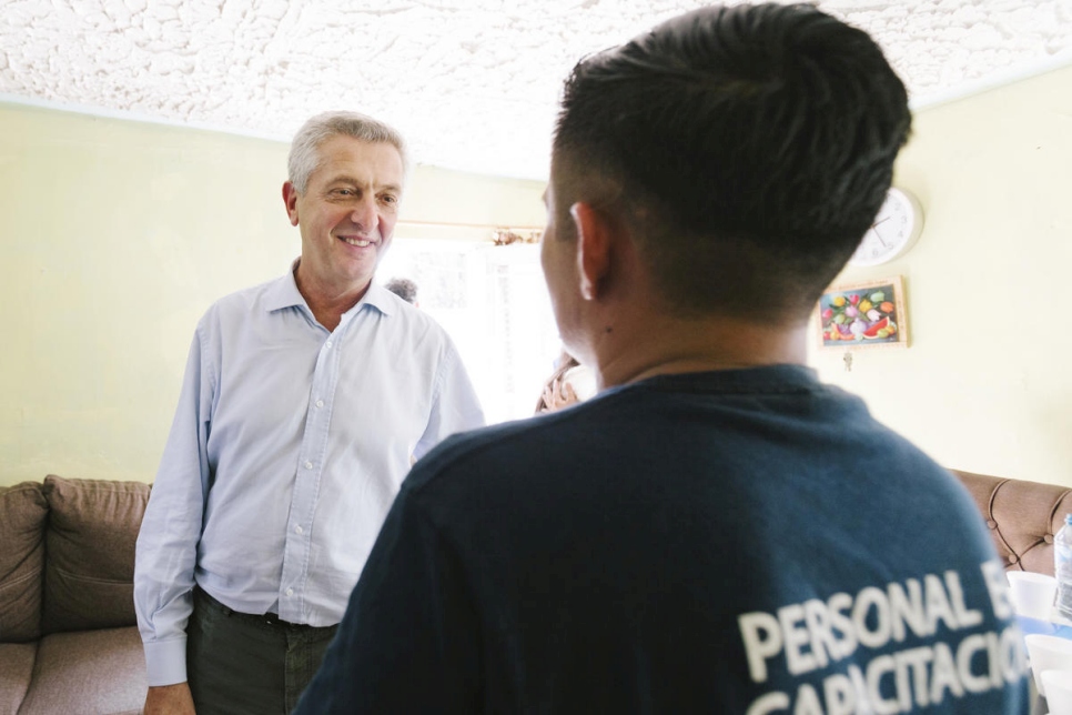 Filippo Grandi hablando con un refugiado de El Salvador durante su visita a Saltillo, México.