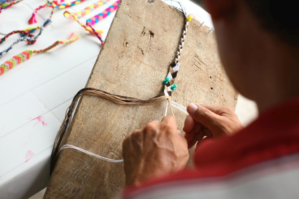 Mujeres venezolanas aprenden manualidades en la Casa del Abuelo en Riohacha, norte de Colombia, para luego vender sus productos en el mercado local. 