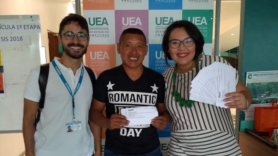 ACNUR y Compassiva acompañan Norberto en la Universidad Estatal de Amazonas para presentar la primera solicitud de revalidación de diploma por parte de un venezolano warao en Brasil.