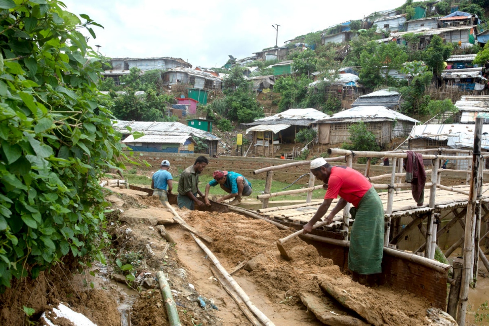 Refugiados rohingya reconstruyen los senderos y las riberas de los ríos en el asentamiento de Chakmarkul, en Cox's Bazar, tras tres días de lluvias continuas que han causado inundaciones, corrimientos de tierras y daños.