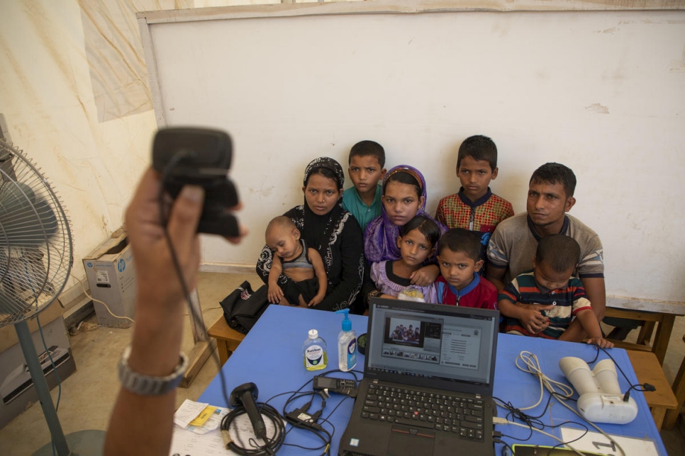 A una familia refugiada rohingya de Myanmar se le toma una foto durante una campaña de registro en el asentamiento de refugiados de Kutupalong, Bangladesh. 