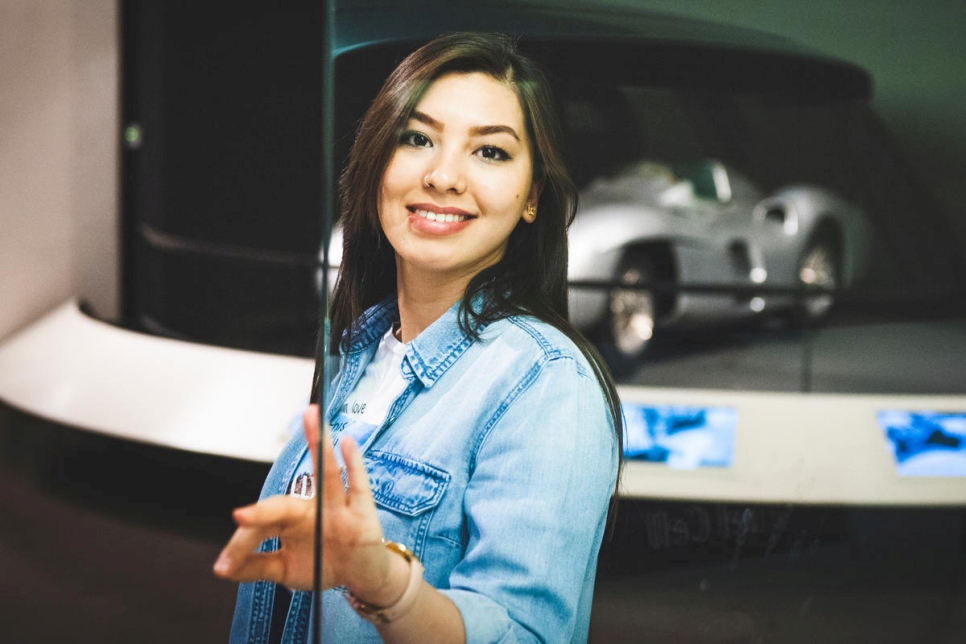 Nabila, de 25 años, en una visita al Museo Técnico de Viena con otros miembros de la asociación de autoayuda Refugiados para Refugiados.