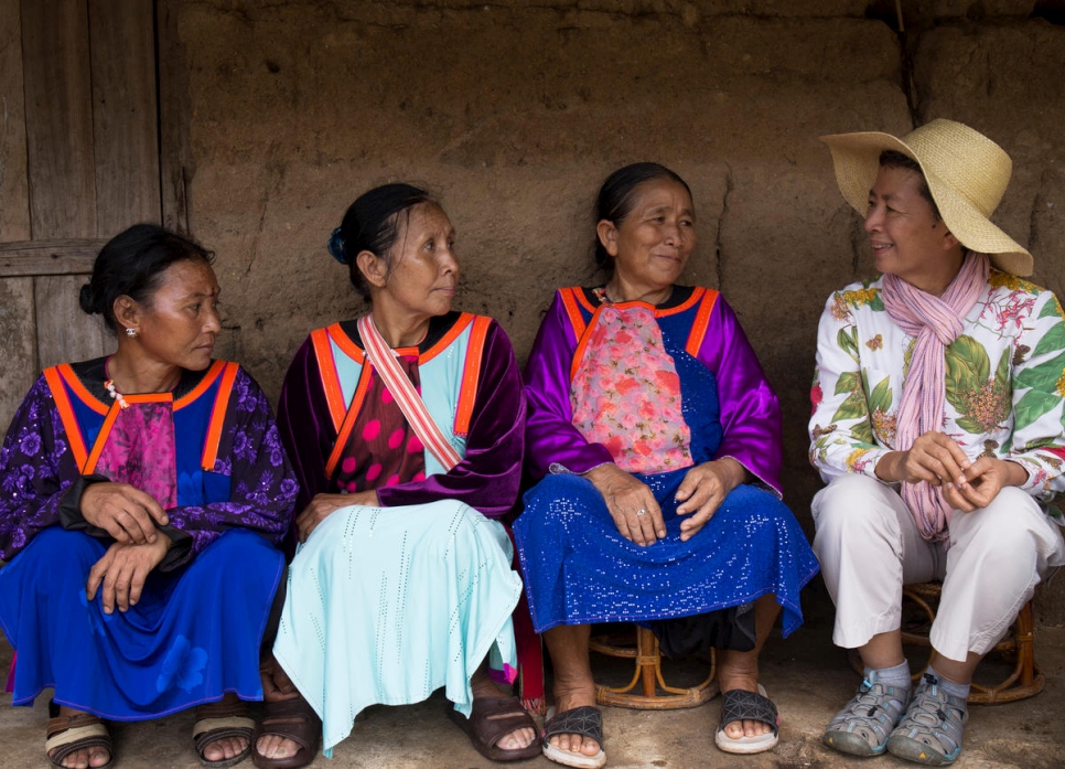 Las mujeres ex apátridas de la tribu de las colinas de Lisu conversan con Tuenjai Deetes, finalista de Asia 
para el Premio Nansen 2018. 