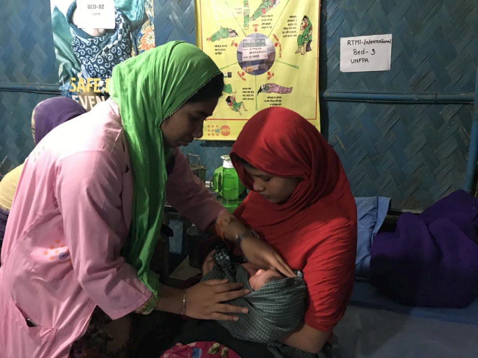 Rajuma acuna a su hija recién nacida al tiempo que recibe cuidados posparto en el centro de atención primaria 24 horas en Kutupalong (Bangladesh).  