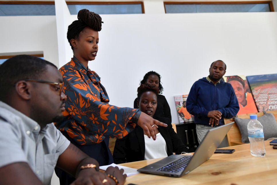 Lydia Irambona (segunda de la izquierda), impartiendo una capacitación sobre gestión de negocios a un grupo de refugiados en Kigali, Ruanda.