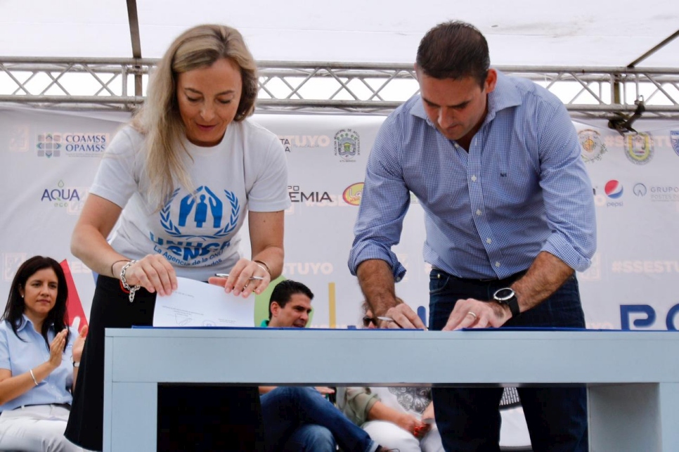 El Alcalde de San Salvador, Ernesto Muyshondt, firma la Declaración de Solidaridad \X61ConLosRefugiados junto a Elisa Carlaccini, Jefa de la Oficina Nacional del ACNUR en El Salvador.