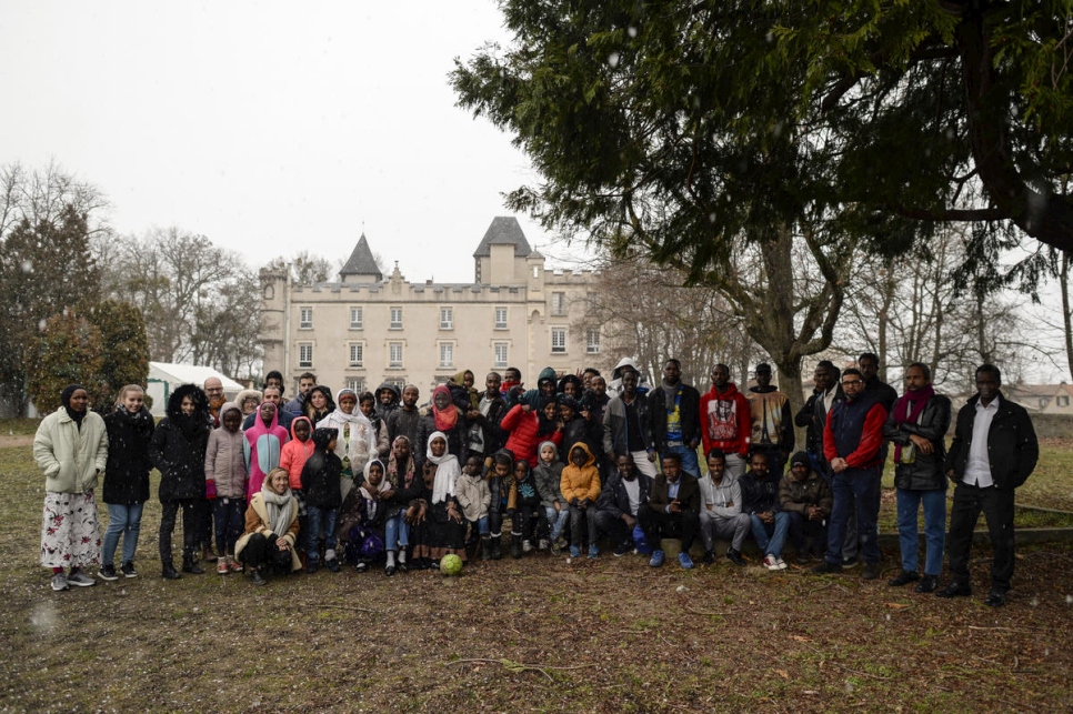 Los refugiados y miembros de la Asociación Cécler se reúnen frente al Ayuntamiento. 