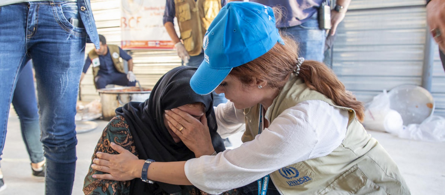 Une Syrienne est réconfortée par une employée du HCR à son arrivée au camp de réfugiés de Bardarash. 