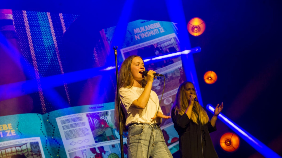 Norwegian singer Sigrid performs her song "Don't Kill My Vibe" at the 2018 Nansen Award ceremony.