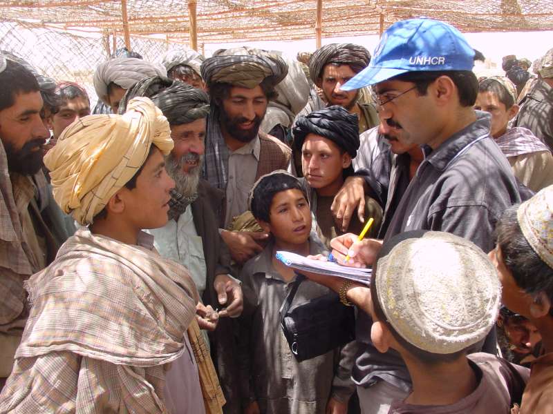 Trabajador del ACNUR registra a refugiados afganos en Pakistán.