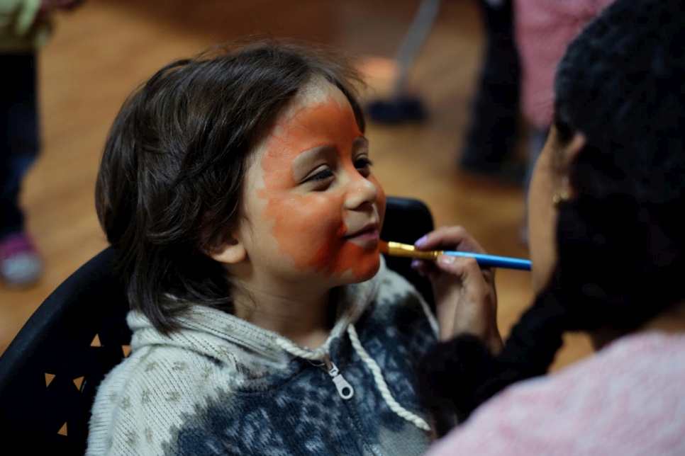 Niñas y niños refugiados y migrantes de Venezuela y Colombia disfrutan de actividades de ocio en un centro deportivo que promueve la integración en Quito, Ecuador. 