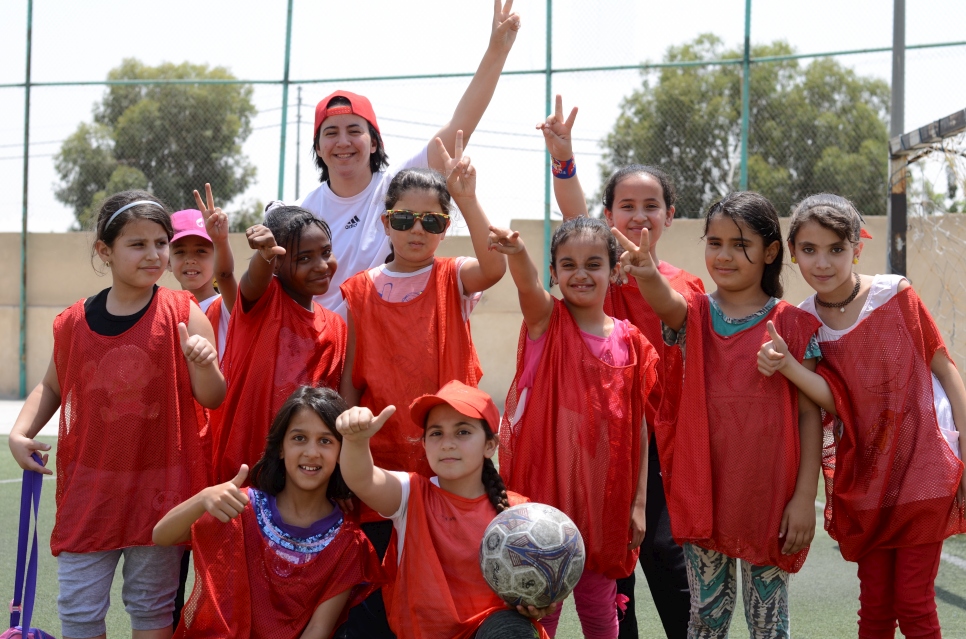 La coach Walaa en compagnie de son équipe à Zarqa, durant la saison automnale de football.