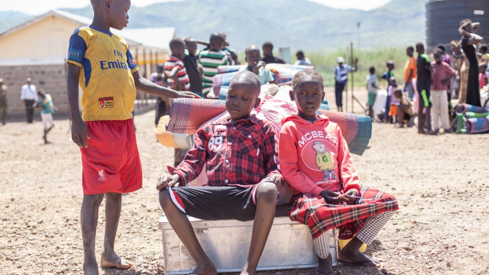 Des enfants nouvellement arrivés attendent d'être transportés par le HCR depuis le centre de transit de Nadapal vers le camp de réfugiés de Kakuma au Kenya. 