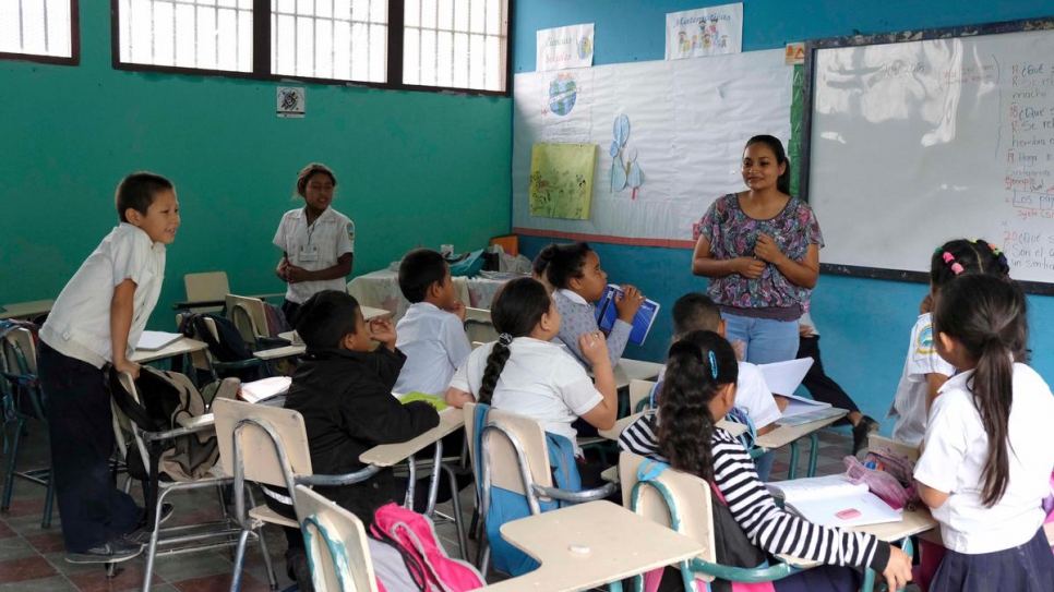Yolani Ríos teaches fifth grade students at a UNHCR-supported education centre in a high-risk area of Tegucigalpa, Honduras.