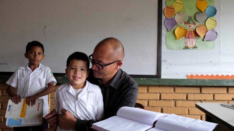 Elvin Cruz teaches first grade students at a UNHCR-supported education centre in a high-risk area of Tegucigalpa, Honduras.