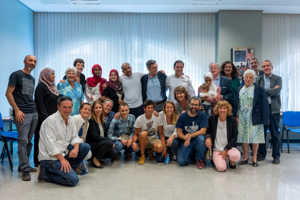 Organizaciones sociales, voluntarios de grupos locales y algunas familias de refugiados participantes en el proyecto han mantenido un encuentro informal en Bilbao con representantes del gobierno Vasco, ACNUR y el Ministerio de Trabajo tras los seis primeros meses del proyecto piloto de acogida a refugiados bajo patrocinio comunitario.