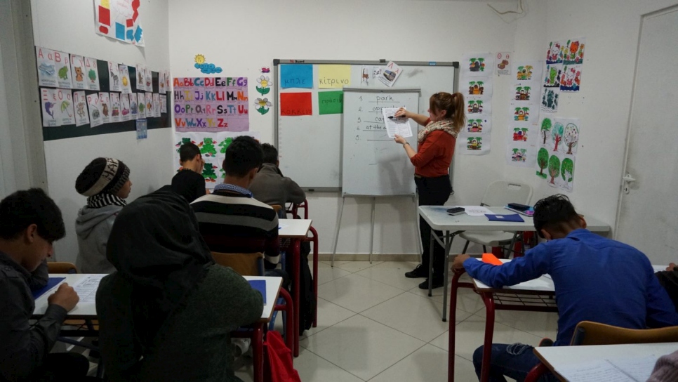 Clase de inglés en el centro educativo de LEDU - Leros. 