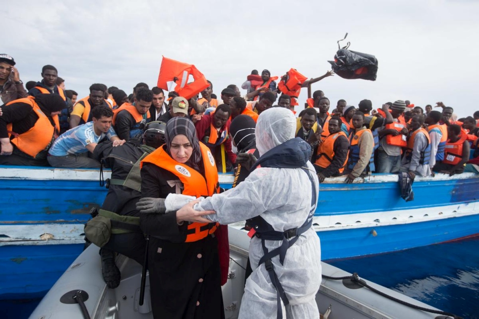 Une embarcation bondée avec des réfugiés et des migrants à son bord est secourue en Méditerranée par la marine italienne dans le cadre de l'opération Mare Nostrum. 