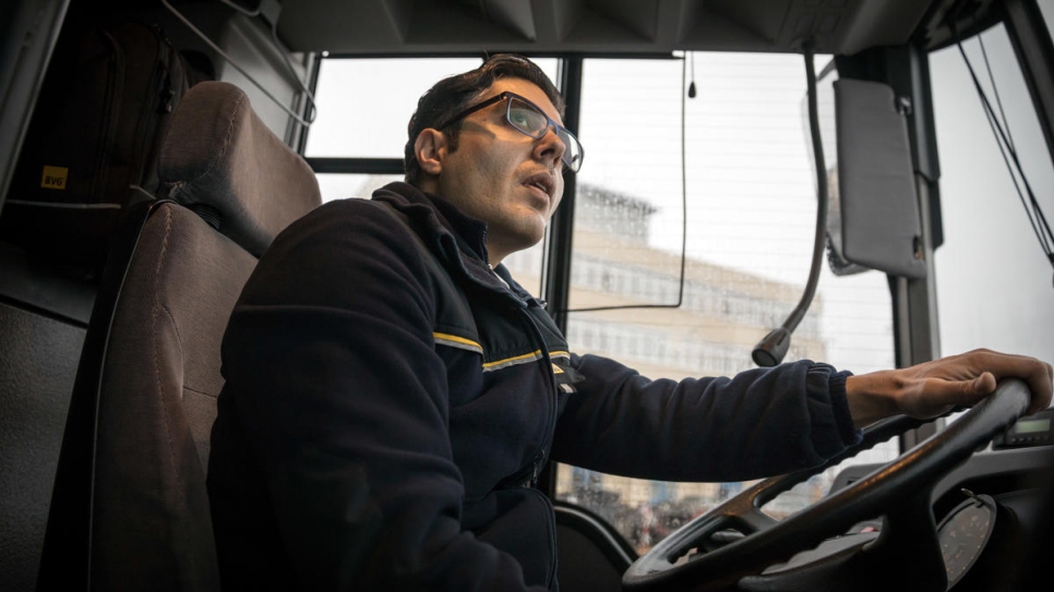 Mohamad roule à travers Berlin et transporte souvent les touristes depuis ou vers l'aéroport. 