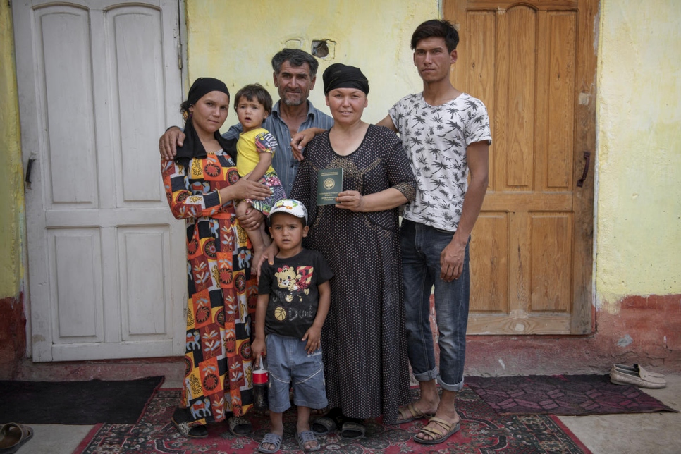 نذير (يمين) مع أسرته في المنزل الذي يعيشون فيه على مشارف أوش، قرغيزستان. 