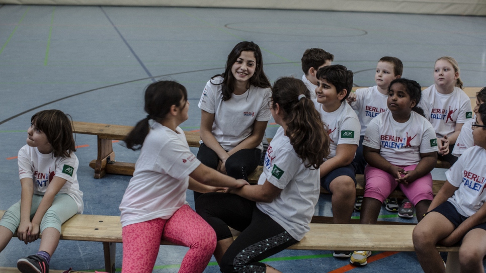 La nadadora siria Yusra Mardini interactúa con los estudiantes durante un evento de prensa para promover los deportes en una escuela primaria en Berlín Spandau.